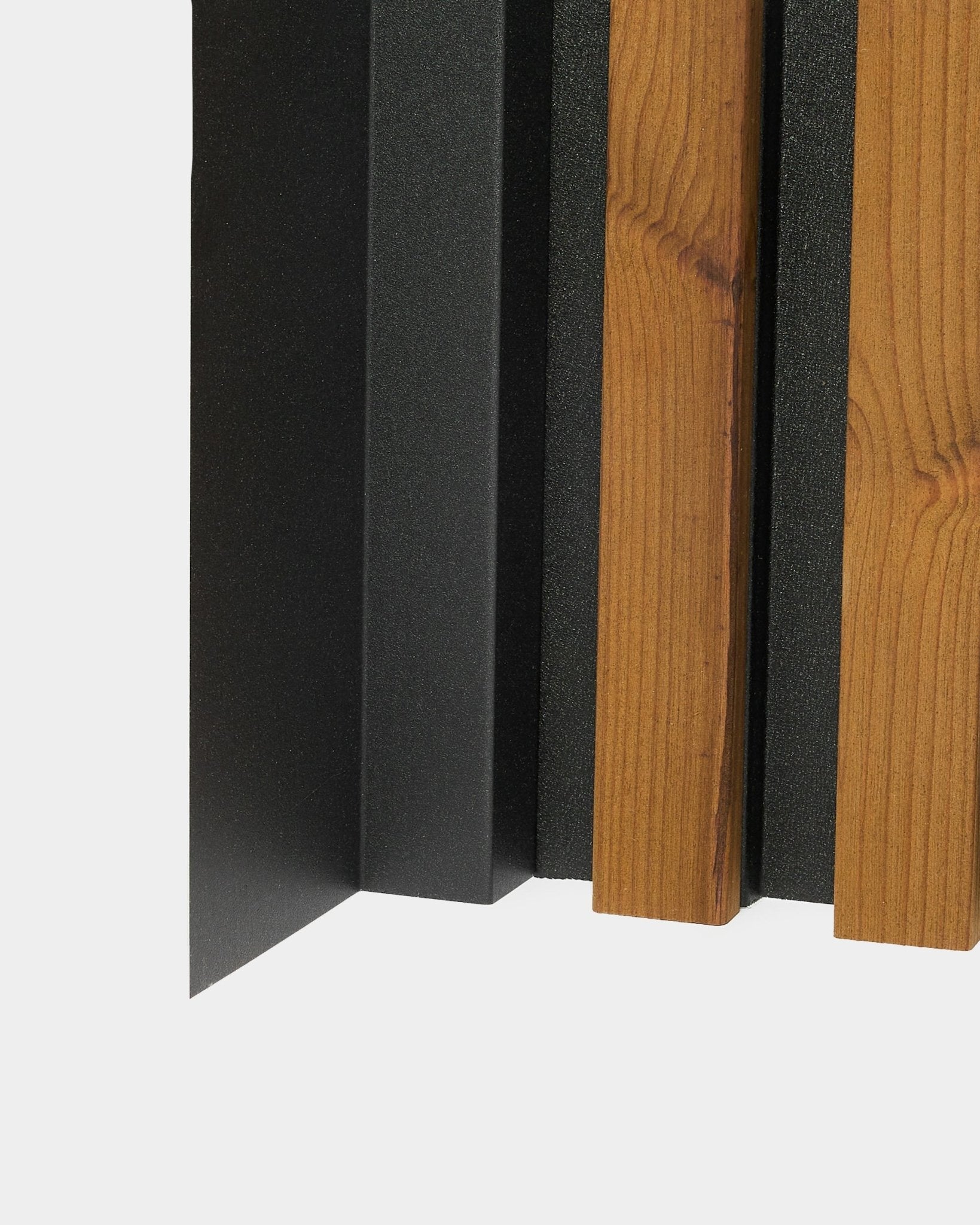 Nærbilde av WoodUpp Aluwood-fasadepanel Montering, som viser vertical black og trespiler med en aluminiumsprofil for endehjørne på 240 cm.